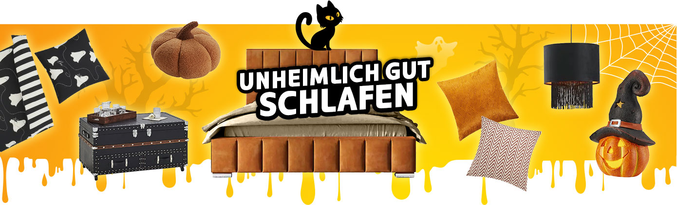 Unheimlich gut schlafen, Collage mit Produkten: Bettwäsche mit Geistermuster, Kürbiskissen, Truhe in Schwarz mit Beschlägen, Polsterbett in Orange, 2 Kissen in Orange, schwarze runde Deckenleuchte mit Franzen, Kürbislaterne mit Hexenhut. Illustrationen von Gespenstern, kahlen Bäumen, Katze und Spinnennetzen im Hintergrund