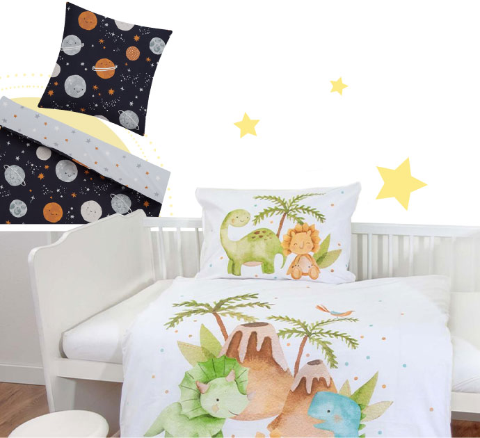 Kinderbettwäsche Weltraummuster, eine Schwarz mit Planeten, andere Seite hellblau mit bunten Sternen. Kinderbettwäsche mit Baby-Dinos und Palme