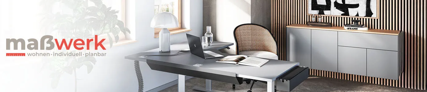 Maßwerk. wohnen. individuell. planbar. GrauerEck-Schreibtisch, Schreibtischstuhl und graue Hänge-Kommode mit Holzabsetzung im Hintergrund.