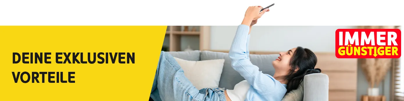 Deine exklusiven Vorteile, Immer günstiger, Frau liegt auf Sofa und schaut auf ihr Smartphone, AI generiert