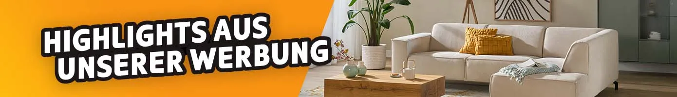 Highlights aus unserer Werbung. Weißes Sofas, Couchtisch aus Holz, grüne Kommode, Deko in einem Wohnzimmer