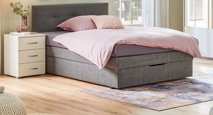 Boxspringbett in einem Schlafzimmer