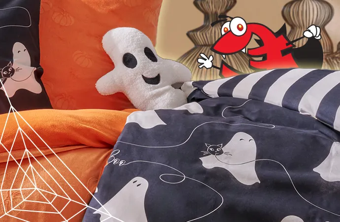 Geister-Bettwäsche und -Kissen, Maskottchen Sconti lugt dahinter im Vampirkostüm hervor.