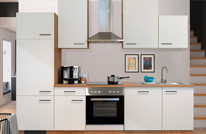 Weiße Küchenzeile mit Korpus in Holzoptik