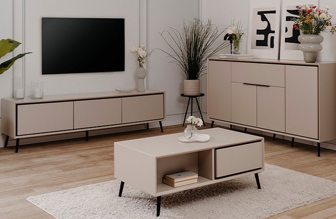 Wohnzimmer mit TV-Lowboard, Sideboard & Couchtisch in Beige. 
