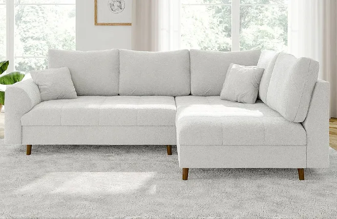 Weißes Ecksofa in Wohnzimmer