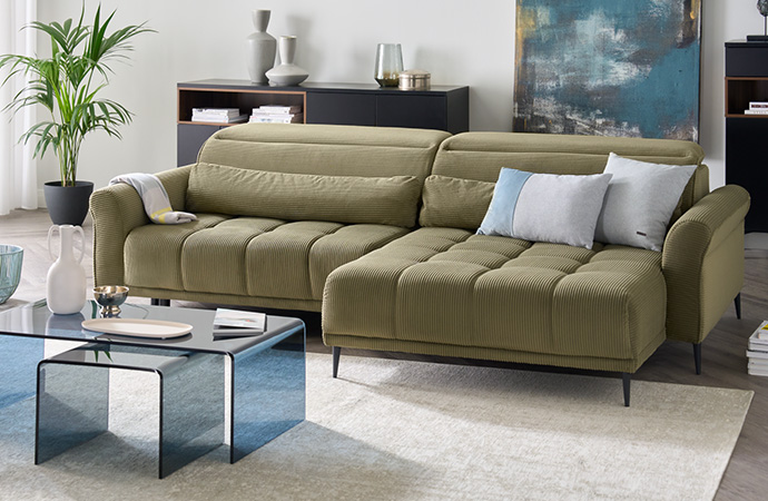 Grünes Ecksofa in Wohnzimmer
