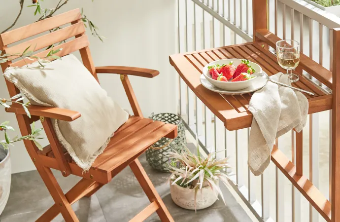Balkonmöbel aus Holz auf einem Balkon