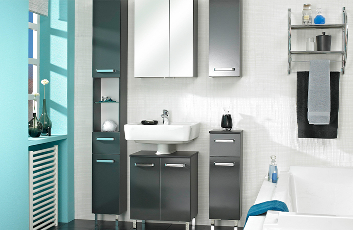 Badezimmer mit Badmöbeln in Dunkelgrau, bestehend aus Hochschrank, Spiegelschrank, Waschbeckenunterschrank, Hängeschrank und Unterschrank