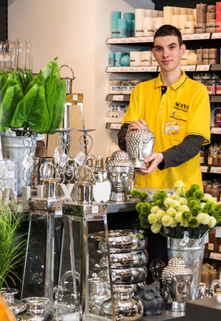 Sconto-Mitarbeiter in der Deko-Abteilung