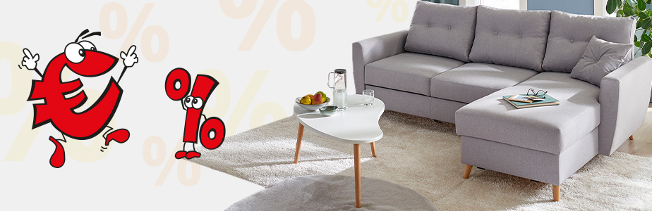 rotes Maskottchen Sconti und rotes Prozentzeichen, graues Ecksofa, weißer Couchtisch mit Holzgestell, Deko