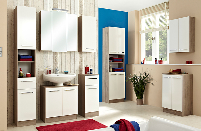 Weiße Badmöbel mit Akzenten aus Holz, bestehend aus Hochschrank schmal, Spiegelschrank, Waschbeckenunterschrank, Hängeschrank schmal, Unterschrank schmal, Hochschrank breit, Hängeschrank breit, Unterschrank breit