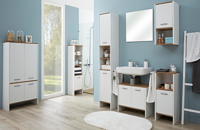 Weiße Badmöbel mit Akzenten aus Holz, bestehend aus Midischrank breit, Midischrank schmal, Hochschrank, Spiegel, Waschbeckenunterschrank, Hängeschrank, Unterschrank