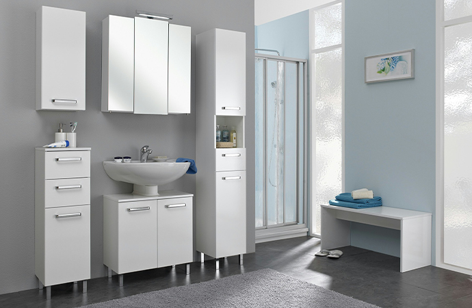 Weiße Badmöbel, bestehend aus Midischrank, Hängeschrank, Spiegelschrank, Waschbeckenunterschrank, Hochschrank