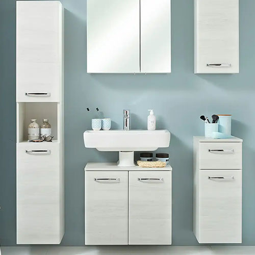 Badezimmer mit wandhängenden Badmöbeln in heller Eichenoptik, bestehend aus Hochschrank, Spiegelschrank, Waschbeckenunterschrank, Hängeschrank und Unterschrank