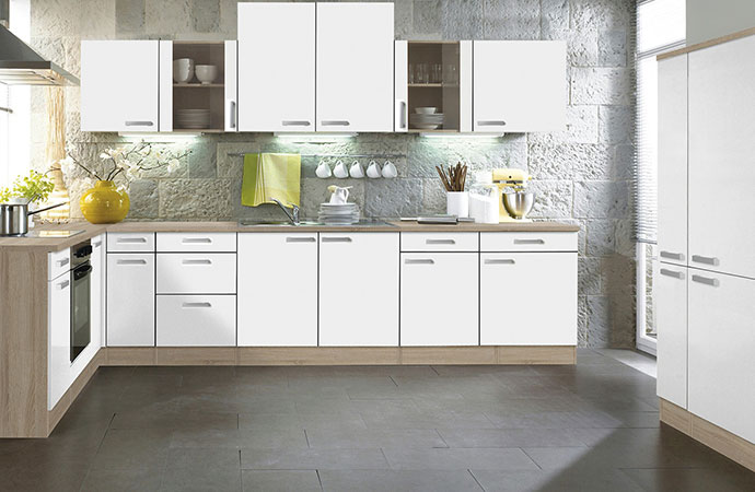 Weiße Küche in U-Form mit Korpus in Holzoptik