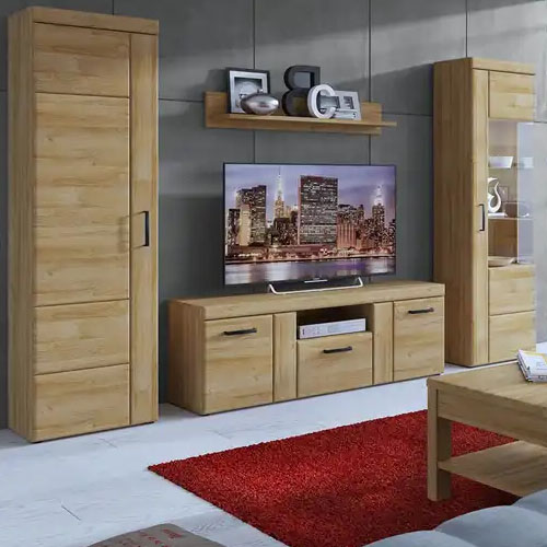 Wohnzimmerschrank, Wandboard, Lowboard, Vitrine und Couchtisch in Holzoptik, roter Teppich