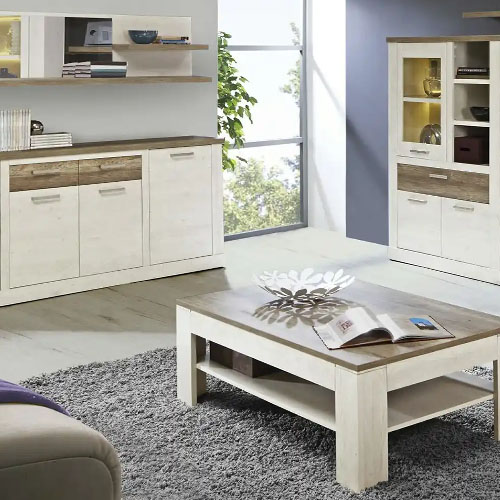 Wohnzimmer mit Möbeln in heller und dunkler Holzoptik, bestehend aus Wandboard, Kommode, Highboard mit Beleuchtung, Couchtisch