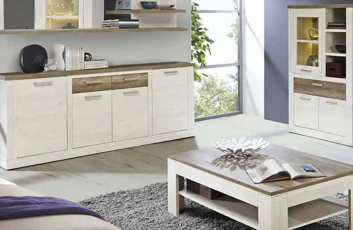 Wohnzimmer mit Möbeln in heller und dunkler Holzoptik, bestehend aus Wandboard, Kommode, Highboard mit Beleuchtung, Couchtisch