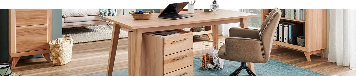 Büro in Holzoptik, bestehend aus Aktenschrank, 2 Regalen, Schreibtisch mit Container, Bürostuhl in Braun mit schwarzem Gestell, Deko