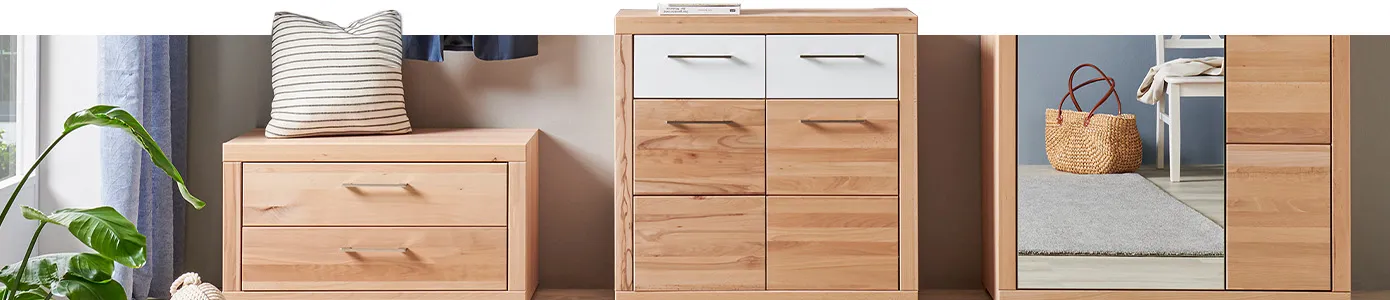 Flurmöbel aus Holz mit weißem Akzent in einem Eingangsbereich, bestehen aus Garderobenpaneel, Garderobenbank, Schuhschrank, Dielenschrank mit Spiegel