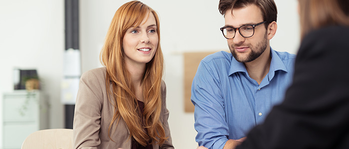 Beratungssituation im Möbelhaus: EIne Frau und ein Mann werden beraten