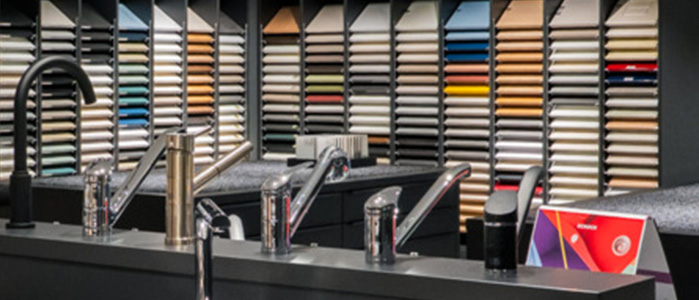 Einblick ins Küchenstudio vor Ort: Verschiedene Armaturen und Muster für Fronten & Co. sind sichtbar