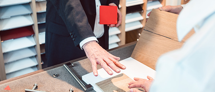 Beratungssituation im Küchenstudio: Auswahl von Optiken anhand von Mustern