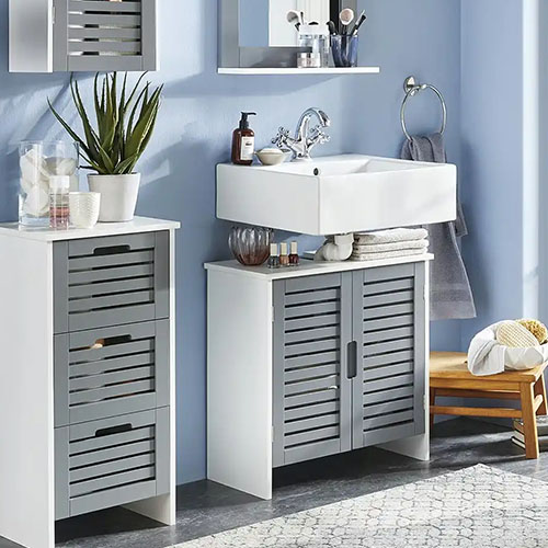 Badmöbel in Weiß mit dunkelgrauen Fronten in Landhausoptik in einem Badezimmer: Bad-Hängeschrank, Badschrank, Spiegel mit Ablage, Waschbeckenunterschrank, Badhochschrank