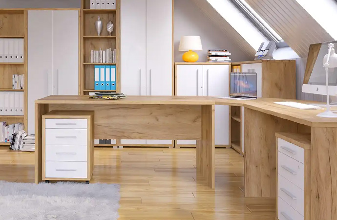 Arbeitszimmer mit diversen Regalen und Aktenschränken in Weiß und in Holzoptik mit Ordnern, Büchern und Deko. Eck-Schreibtisch in Wangenform, Rollcontainer