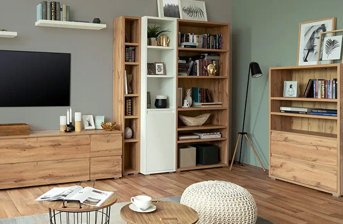 Regale in unterschiedlichen Größen, teilweise mit Türen und Schubladen in Holzoptik und Weiß, Beistelltisch, Strickpouf