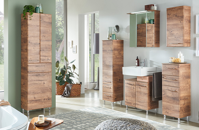 Badmöbel in Holzoptik, bestehend aus Hochschrank, Midischrank, Spiegelschrank, Waschbeckenunterschrank, Hängeschrank, Unterschrank
