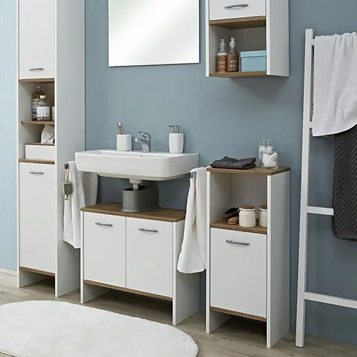 Weiße Badmöbel mit Akzenten aus Holz, bestehend aus Midischrank, Hochschrank, Spiegel, Waschbeckenunterschrank, Hängeschrank, Unterschrank, in einem Badezimmer