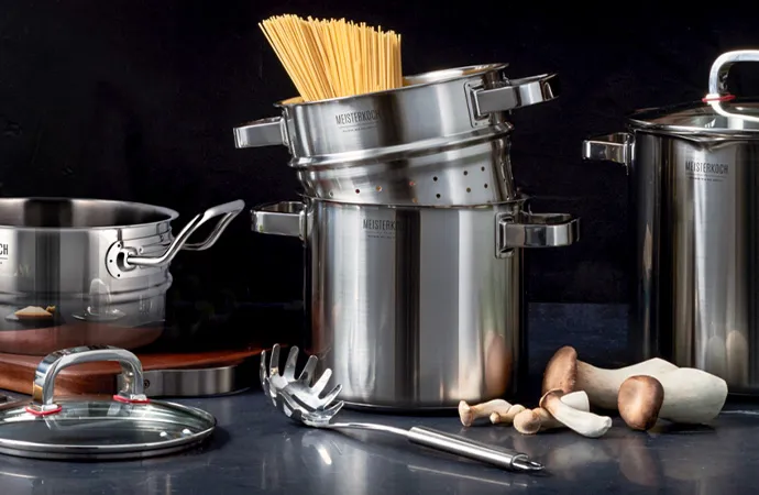 Verschiedene Töpfe aus Edelstahl von der Marke Meisterkoch