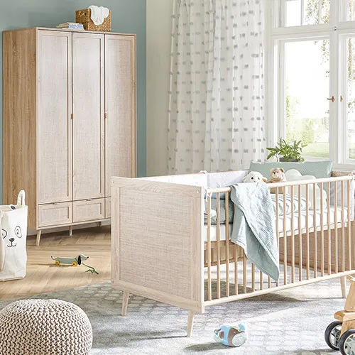 Babyzimmer in Holz- und Rattanoptik im Skandi-Stil, bestehend aus Wickelkommode, Schrank und Bett, Spielzeug, Babytextilien und Deko