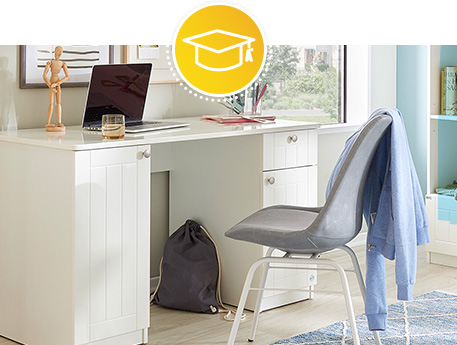 Jugendzimmer mit weißem Schreibtisch im Landhaus-Look mit grauem Schalenstuhl