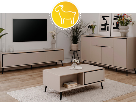 Wohnzimmer mit TV-Lowboard, Sideboard & Couchtisch in Beige.