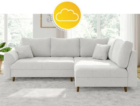 Weißes Ecksofa, weißer Teppich in Wohnzimmer, Deko. 