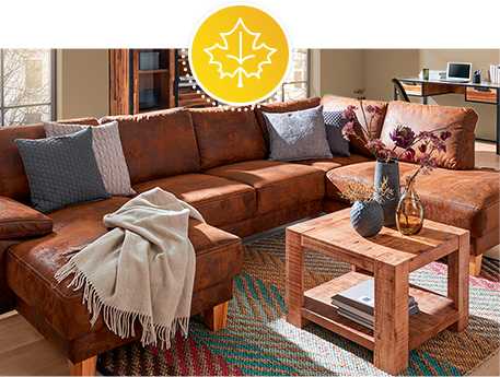 Wohnzimmer mit Wohnlandschaft in Braun, Couchtisch aus Holz, Vitrine und Schreibtisch aus Holz, braune Deko