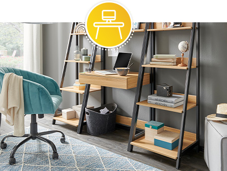 Wohnzimmer mit Regalen und Schreibtisch aus Holz mit schwarzen Akzenten, Bücher, Deko, blauer Schreibtischstuhl