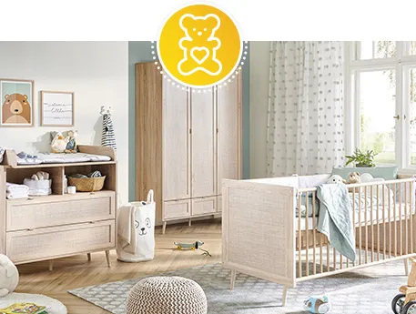 Babyzimmer in Holz- und Rattanoptik im Skandi-Stil, bestehend aus Wickelkommode, Schrank und Bett, Spielzeug, Babytextilien und Deko