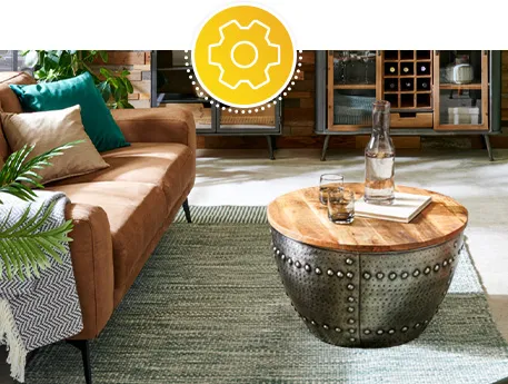 Wohnzimmer mit brauner Ledercouch, Metallcouchtisch, Kommoden in Dunkelgrau und Holz