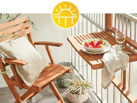 Holz-Klappstuhl und Holz-Klapptisch auf einem Balkon