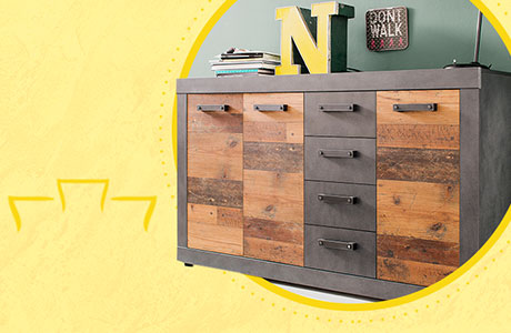 Kommode in Altholzoptik und dunkelgrauer Betonoptik im Industrial, gelbes Deko-N und Wandbild mit Don't Walk
