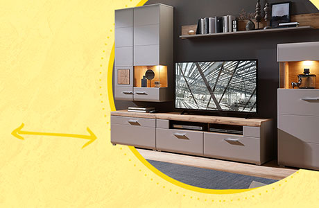 Zeitlose Wohnkombination in Grau mit Holzakzenten und Beleuchtung vor dunkelgrauer Wand