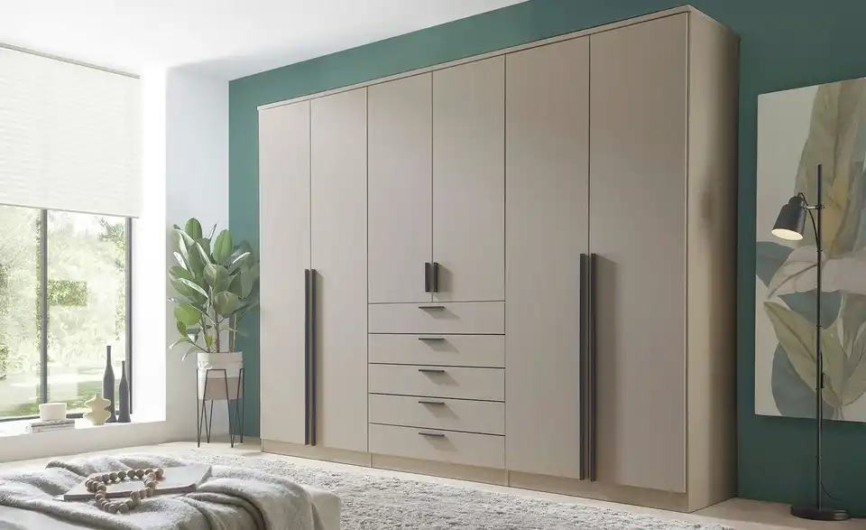Drehtürenschrank Arnis 6-türig, Cashmere, mit Einlegeböden, in Wohnsituation