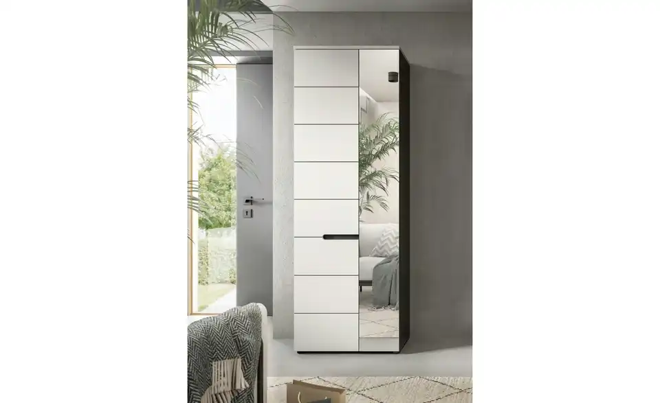 Garderobenschrank, in Wohnsituation