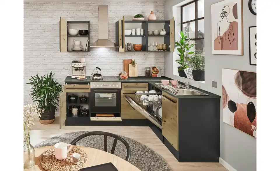 Küchenzeile mit E-Geräten, in Wohnsituation