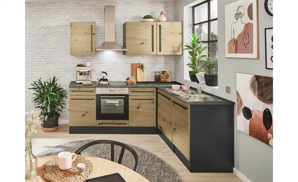 Küchenzeile mit E-Geräten, in Wohnsituation