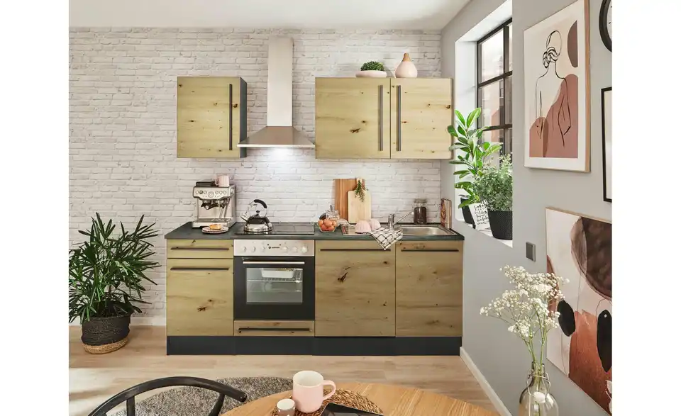 Küchenzeile mit E-Geräten, in Wohnsituation